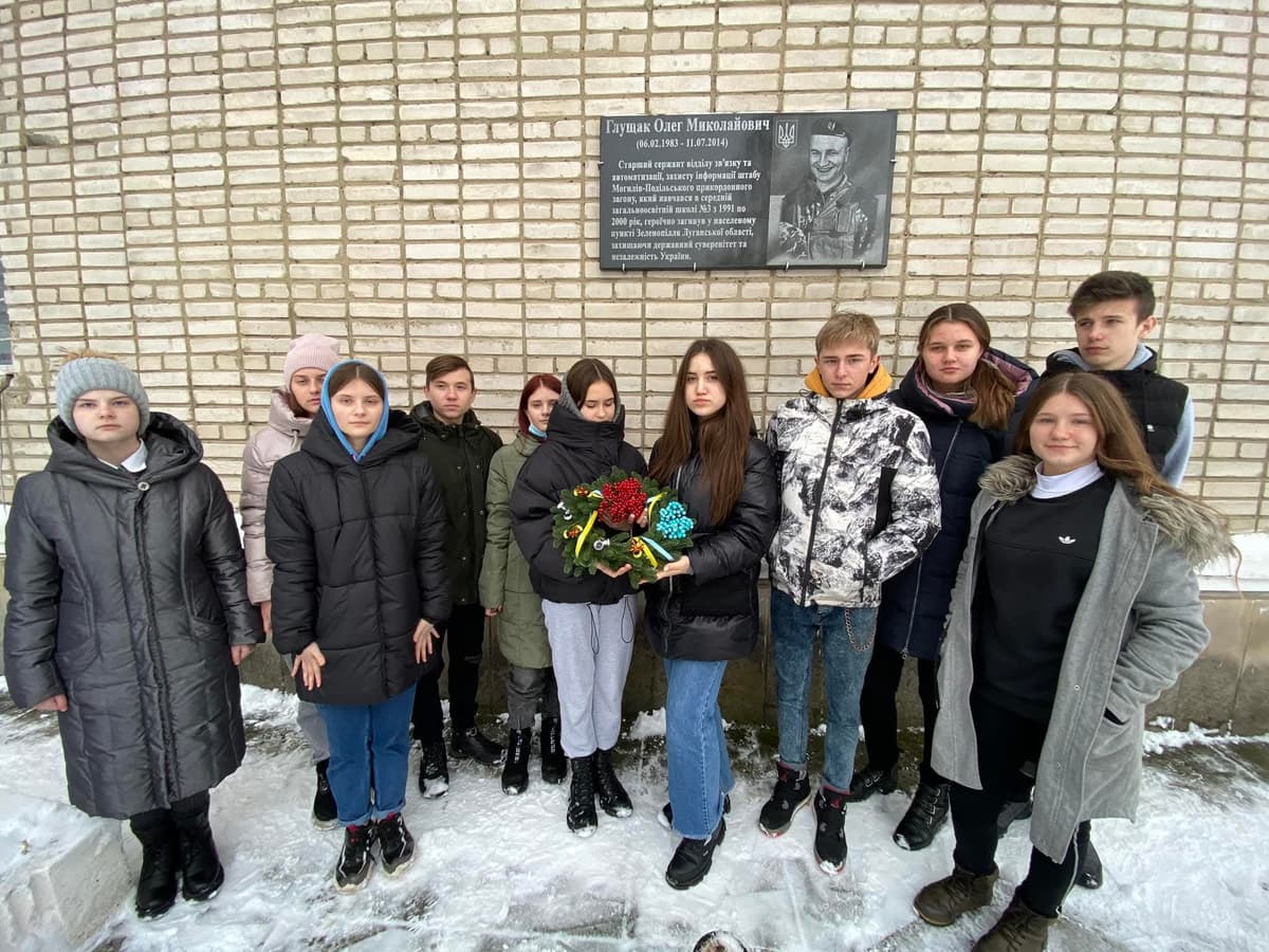 Місце пам’яті: Меморіальна дошка на фасаді школи (1)