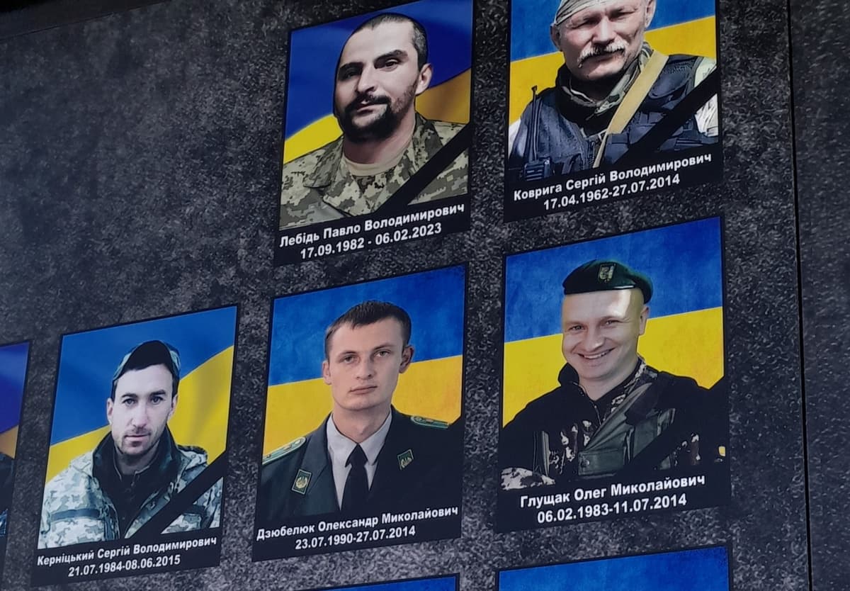 Місце пам’яті: Пам’ятна дошка на фасаді міської ради